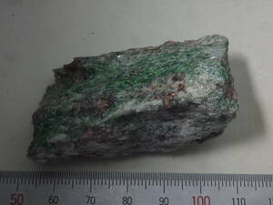外国産鉱物　ノルウェーの苦礬柘榴石（＝パイロープ）赤茶色・クロム雲母 緑色