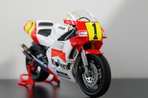 ★1/12 YAMAHA YZR500 Marlboro #1 1990 ウエイン・レイニー仕様塗装完成品