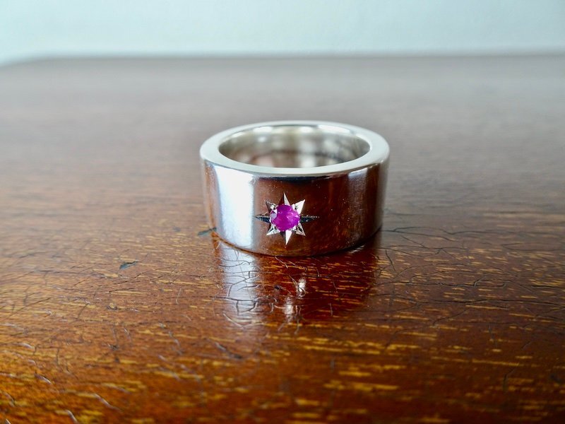 Nio Chokin 一星 3 毫米红宝石, 宽度1厘米, 扁环手工270, 戒指, 银, 13号~