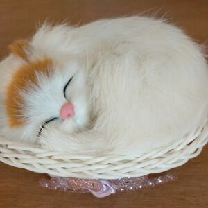 【新品】鳴き声が出る眠り猫のぬいぐるみ/置物