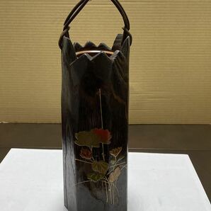 花器 桐花瓶蒔絵 内側花入れ部分銅製 桐製蒔絵花入れ 桐工芸 手造り 置き・吊り下げ両用 木製花器 つる持ち手付 木目 華道具  の画像1