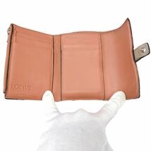 ロエベ LOEWE アナグラム バーティカルウォレット スモール アナグラム ロゴ型押し レザー 折り財布 三つ折り バイカラー ベージュ ピンクA_画像5