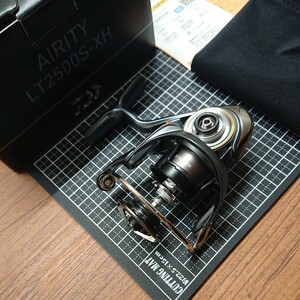 未使用 Daiwa ダイワ 23AIRITY 23エアリティ LT2500S-XH ボディ 【ライトゲーム エリアトラウト ブラックバス エギング等】B