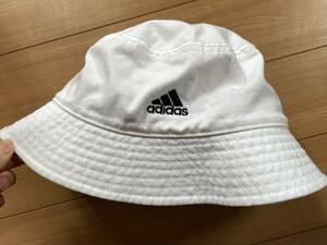 ★未使用新品！adidas アディダス☆おしゃれハット　帽子　58cm☆送料185円★