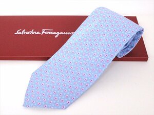 新品タグ付☆FERRAGAMO【フェラガモ】シルク100％ネクタイ ブルーピンク系花柄☆スーツ☆フォーマル☆ロゴ☆メンズ☆紙箱付☆