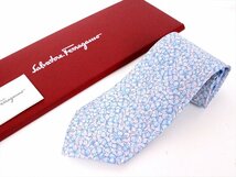 新品タグ付☆FERRAGAMO【フェラガモ】シルクネクタイ☆水色系☆花柄☆ロゴ☆メンズ☆スーツ☆フォーマル☆紙製ケース付_画像1