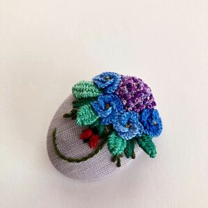 楕円型刺繍くるみボタン　ブローチ　紫陽花