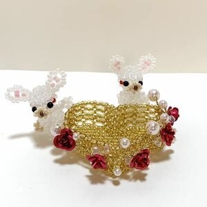 うさぎちゃんたちのハートと薔薇の小物入れ　ピンク　ビーズドール　ビーズ細工　handmade bead doll ハンドメイド　Rabbit rose