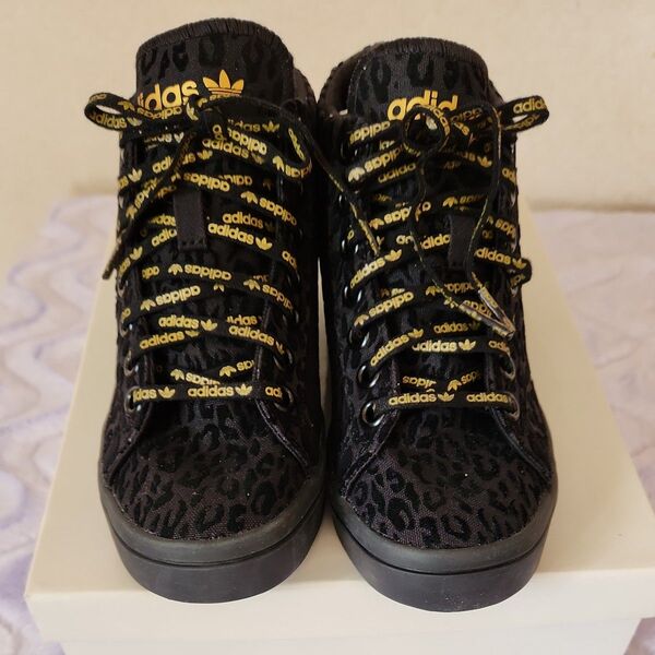 新品 adidas スニーカー(インヒール)