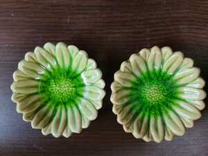 新品●豆皿２枚セット●グレーベージュに緑の花形●陶器　可愛い花のかたち♪