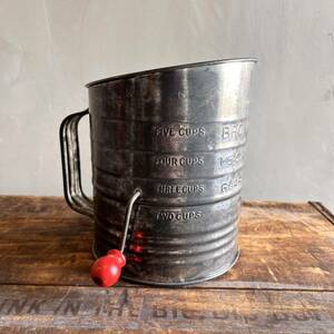 【USA vintage】BROMWELLS Flour Measuring-Sifter 粉ふるい器　計量　キッチン雑貨　アメリカ　ビンテージ