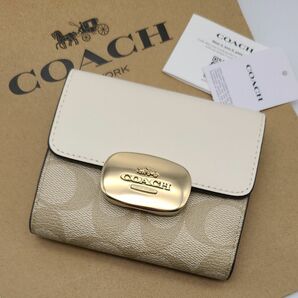 新作　COACH　折り財布　新品