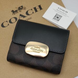 最新作　COACH　折り財布　新品