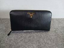 13106-04★美品★プラダ/PRADA ラウンドファスナー レザー財布 長財布 ウォレット ゴールドファスナー★_画像2