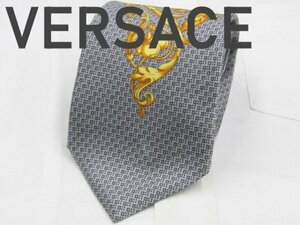 【ヴェルサーチ】 OC 036 ヴェルサーチ VERSACE ネクタイ グレー系 オーナメント柄 ブランドロゴ プリント