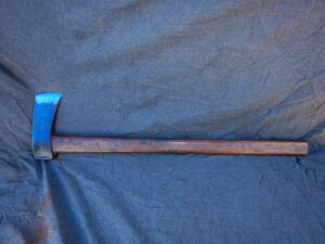 ②GK. antique maul iron axe cut .:0 light outdoor camp camping . fireplace hatchet large .. industry ....yoki. fireplace . fire . pattern 