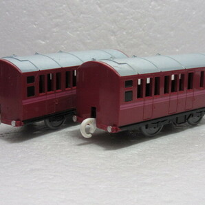 プラレール きかんしゃトーマス 赤色(ピンクライン)の客車 2両セットの画像1