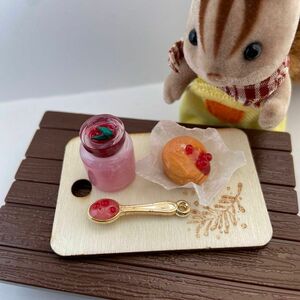 ミニチュアスイーツ　ハンドメイド　瓶入りつぶつぶいちごムース　つぶつぶいちごジャムソースかけスフレパンケーキ　ドール用　インテリア