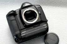 （綺麗）Canon キャノン 昔のオートフォーカス高級一眼レフカメラ EOS-1N ボディ 希少な作動品_画像2