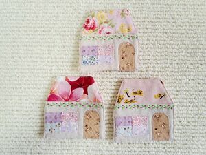 ハンドメイド　パッチワーク　刺繍　コースター　3枚セット　お家の形　インテリア雑貨　手芸