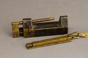 【古】1131 古銅鍵　古民具 時代物 蔵鍵 鍵付 時代品　　唐物　中国美術　双重鍵