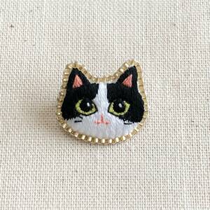 猫の小さな刺繍ブローチ