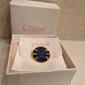 Chloe クロエ ピンバッジ clap for her! ブルー ゴールド