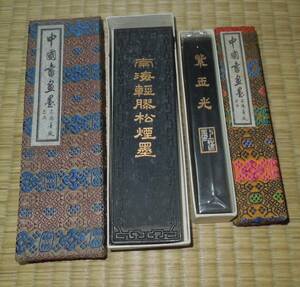 書道具　墨・古墨　上海墨　2点　１.紫玉光　２両型　　約68g 2.　南海輕膠松煙墨　徽歙曹素功堯千氏製　約135g