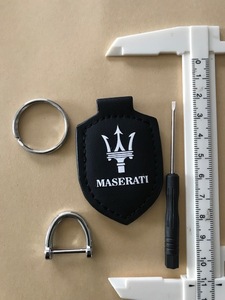 送料無料！MASERATI　マセラティロゴ　レザー調　キーホルダー　ギブリ　クワトロポルテ　 グラントゥーリズモ　レヴァンテ