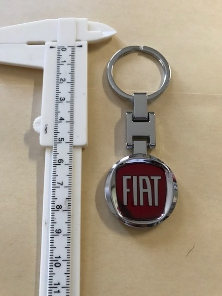 送料無料　さりげなく！フィアット　FIATロゴ　キーホルダー　フィアット　チンク　500