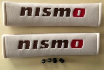 セット割引・送料無料！目立つアイボリー色！　NISMO　ニスモロゴシートベルトパッド＆タイヤバルブキャップセット　オーラ　ノート　R35_画像1