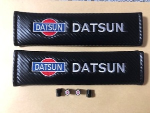 さりげなく！　目立つ？DATSUN ダットサンロゴカーボン柄シートベルトカバー＆ブラックタイプタイヤバルブキャップ　送料サービス