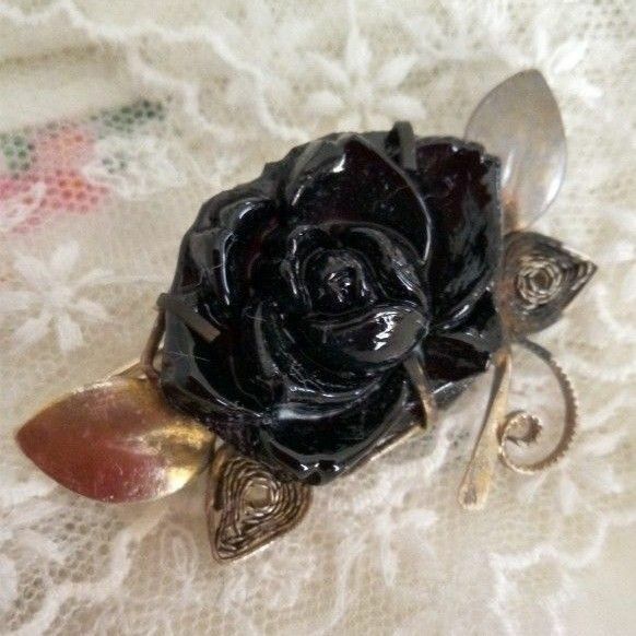 レトロ　プラスチックで出来た薔薇のブローチ　黒