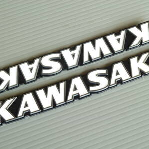 カワサキ純正 汎用 KAWASAKIタンクエンブレムセット 旧ロゴ 新品の画像1