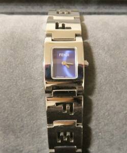 正常稼働品 電池交換済 FENDI 腕時計 F315230 Stella ステラ クォーツ ブレスウォッチ 青文字盤 ブレスレットタイプ フェンディ レディース