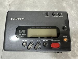 SONY ソニー DATウォークマン/DATレコーダー TCD-D7 ① 通電、動作未確認の為ジャンク品扱い　　ゆうパケットプラス