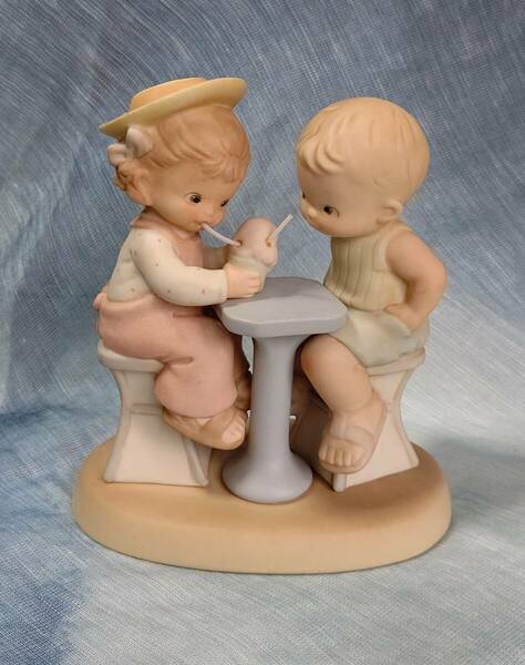 マーベル ルーシー アトウェル メモリー オブ イエスタデー エネスコ社 女の子 男の子 ドリンク 友情には意味がある 陶器人形 置物 レア