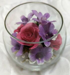 【中古】プリザーブドフラワー 置物 ガラスケース ガラスドーム 密閉型 バラ かすみ草 Rose プレゼント 母の日 造花