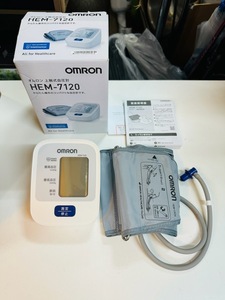 OMRON オムロン上腕式血圧計 HEM-7120 綺麗です 2