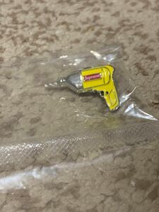 Supreme Power Drill Pin イエロー　ドリル　ピンズ　ピンバッジ