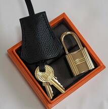 美品★エルメス HERMES クロシェット カデナ KEY パドロック 鍵 ゴールド ブラック・黒 キー 114 南京錠 バーキン ケリー ボリード _画像1