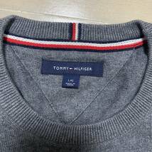 美品 トミーヒルフィガー ニットセーター クルーネック フラッグワンポイント　　TOMMY HILFIGER 使用感薄い美品 グレー メンズ 雅瀬307_画像3