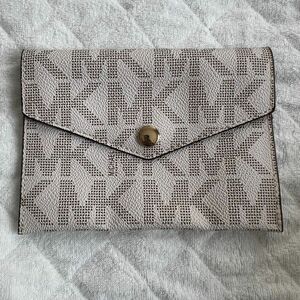 【新品未使用！】michael kors パスポートケース マイケルコース