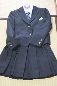  first of all, first of all, beautiful goods 150 size Michiko London suit is beautiful, but, shirt collar . some stains . -.