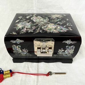 未使用保管品 韓国螺鈿細工 孔雀 宝石箱 鍵付き ジュエリーボックス 化粧箱 収納の画像2