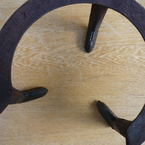  ④ 三爪五徳 大きめ お茶室・風炉 火鉢・囲炉裏 鋳鉄製 アンティ―ク 金属工芸の画像7