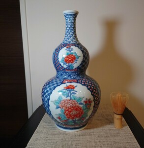 魯山 作　伊万里焼　色鍋島　菊牡丹文　瓢形　花瓶　花器　高さ約35.5cm