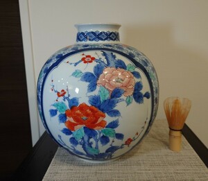 市川忠山 作　伊万里焼　色鍋島　三方割絵　花瓶　壷　花器　高さ26.5cm