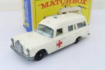 matchbox MERCEDES BENZ BINZ AMBULANCE ベンツ 救急車 イギリス製 難有 ヨコ_画像1