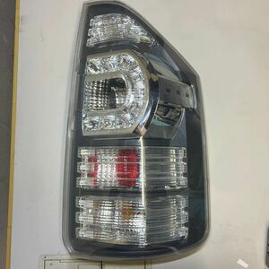 トヨタ ヴォクシー VOXY ZRR75 ZRR70 W テールライト ランプ レンズ 右側 運転席側 R LED ICHIKOH 28-220 